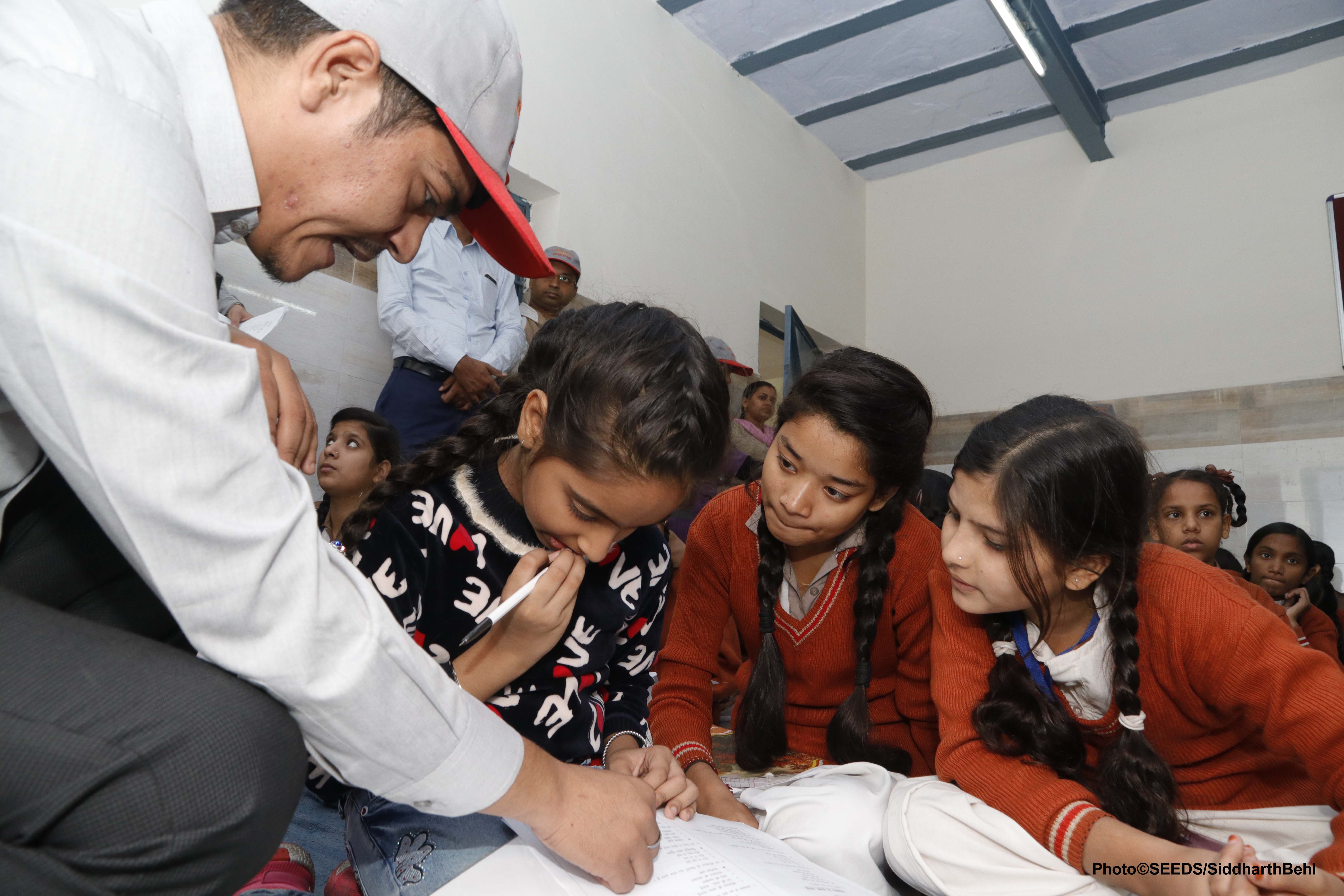 An expert from SEEDS conducting safety assesements with school children. (Source: SEEDS)