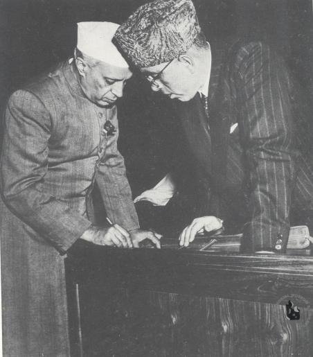 Jawaharlal Nehru in conversation with Sheikh Abdullah. (Source: Wikimedia Commons)
