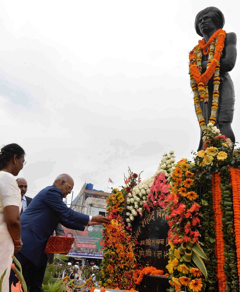 President Ram Nath Kovind paying floral tributes at the statue of Birsa Munda, at Birsa Chowk, Ranchi, in Jharkhand on November 15, 2017. (Source: Ministry of Information & Broadcasting, Government of India)
