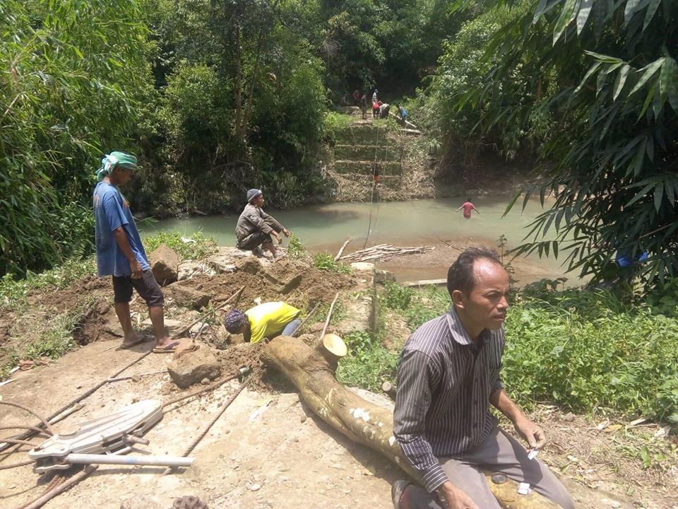 Villagers working on building the hanging bridge. (Source: Aching Zeme)