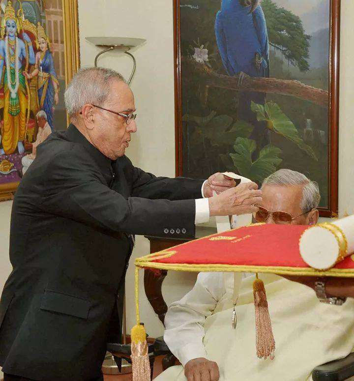 AB Vajpayee being conferred with the Bharat Ratna by former President Pranab Mukherjee. (Source: Facebook/Anupam Sahoo)