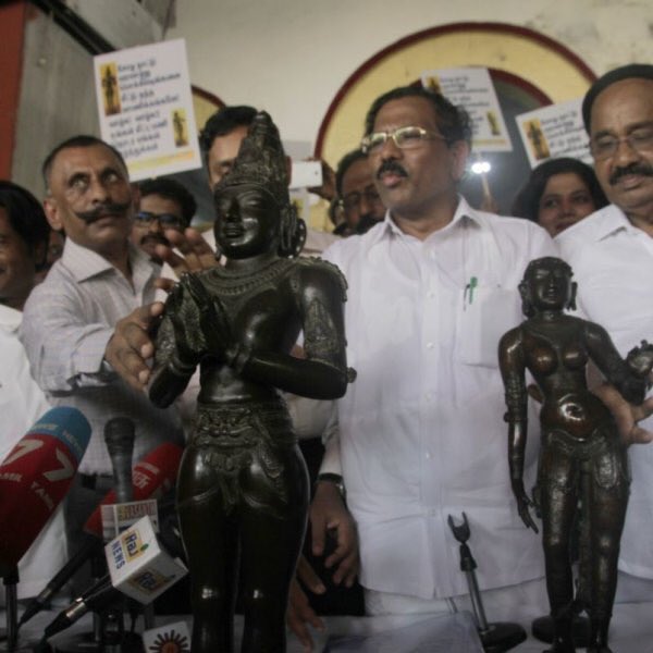 IG Pon Manickavel (with his hand on the arm of the statue) and Tamil nadu minister K Pandiarajan presenting a retrieved a Raja Raja Cholan statue back to Chennai after 50+ years. (Source: Twitter/Hari Prabhakharan)
