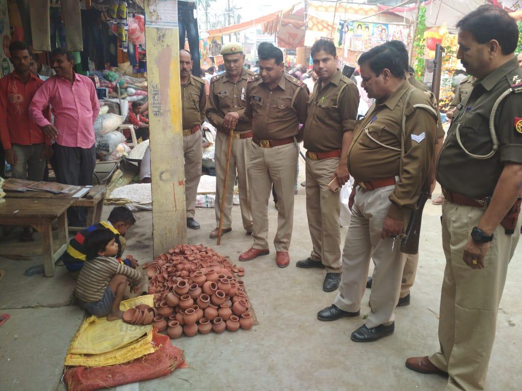 The two kids selling diyas in Amroha, Uttar Pradesh, to local policemen. (Sourc: Twitter/Hatinder Singh)