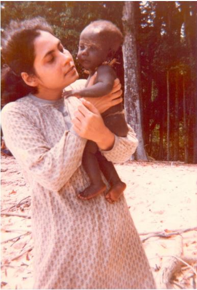 Madhumala with a three-month-old Jarawa infant. (Source: Facebook/Madhumala Chattopadhyay)