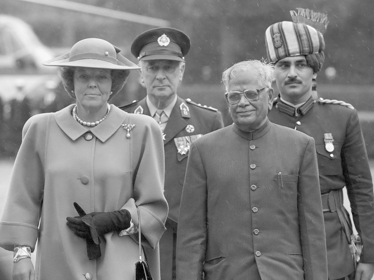 President R Venkataraman walking with Queen Beatrix of the Netherlands in 1988. (Source: Wikimedia Commons)