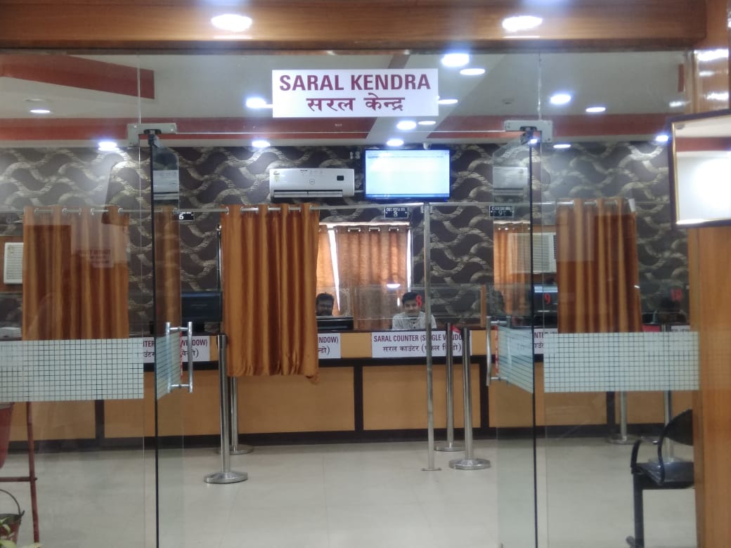 At the entrance of a Saral Kendra. (Source: Samagra)