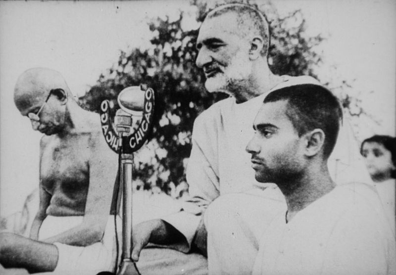 Khan Abdul Ghaffar Khan with Mahatma Gandhi. (Source: Wikimedia Commons)