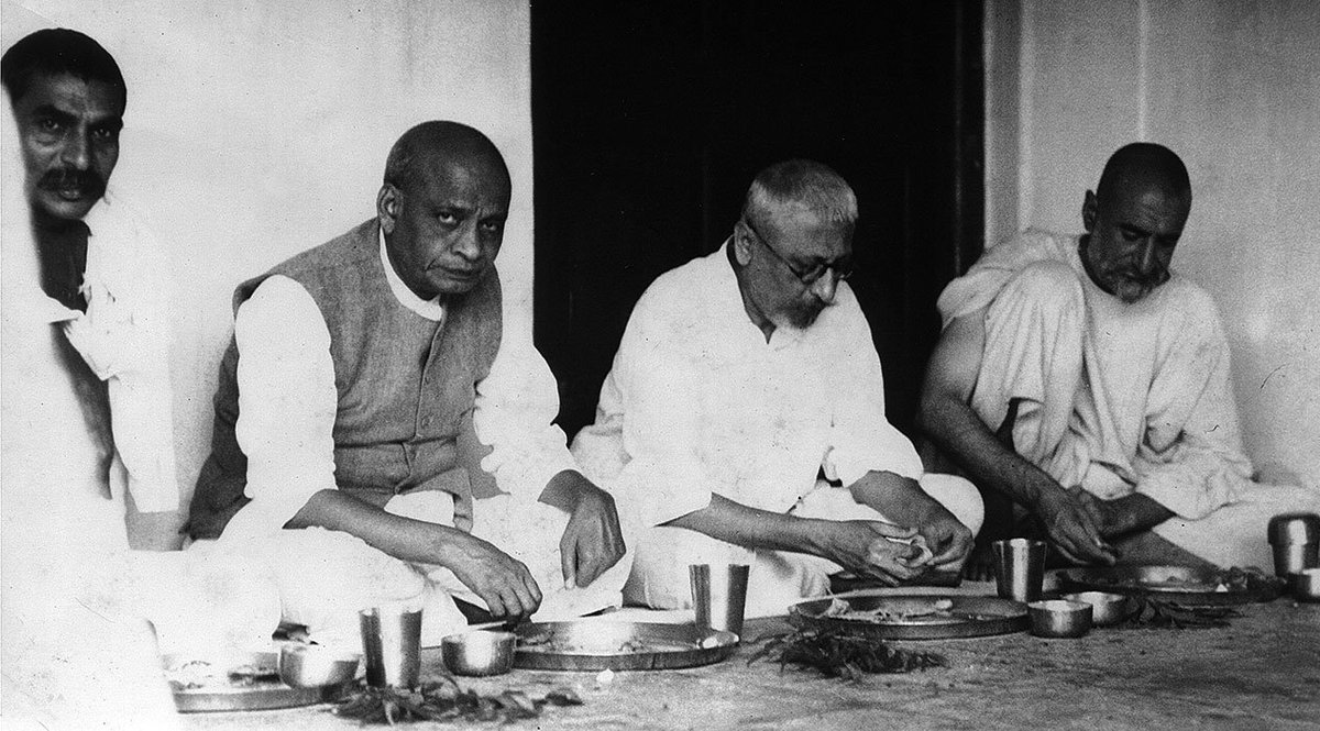 Rajendra Prasad,Sardar Patel, Maulana Azad and Khan Abdul Ghaffar Khan eating together. (Source: Twitter/Mehran Zaidi)