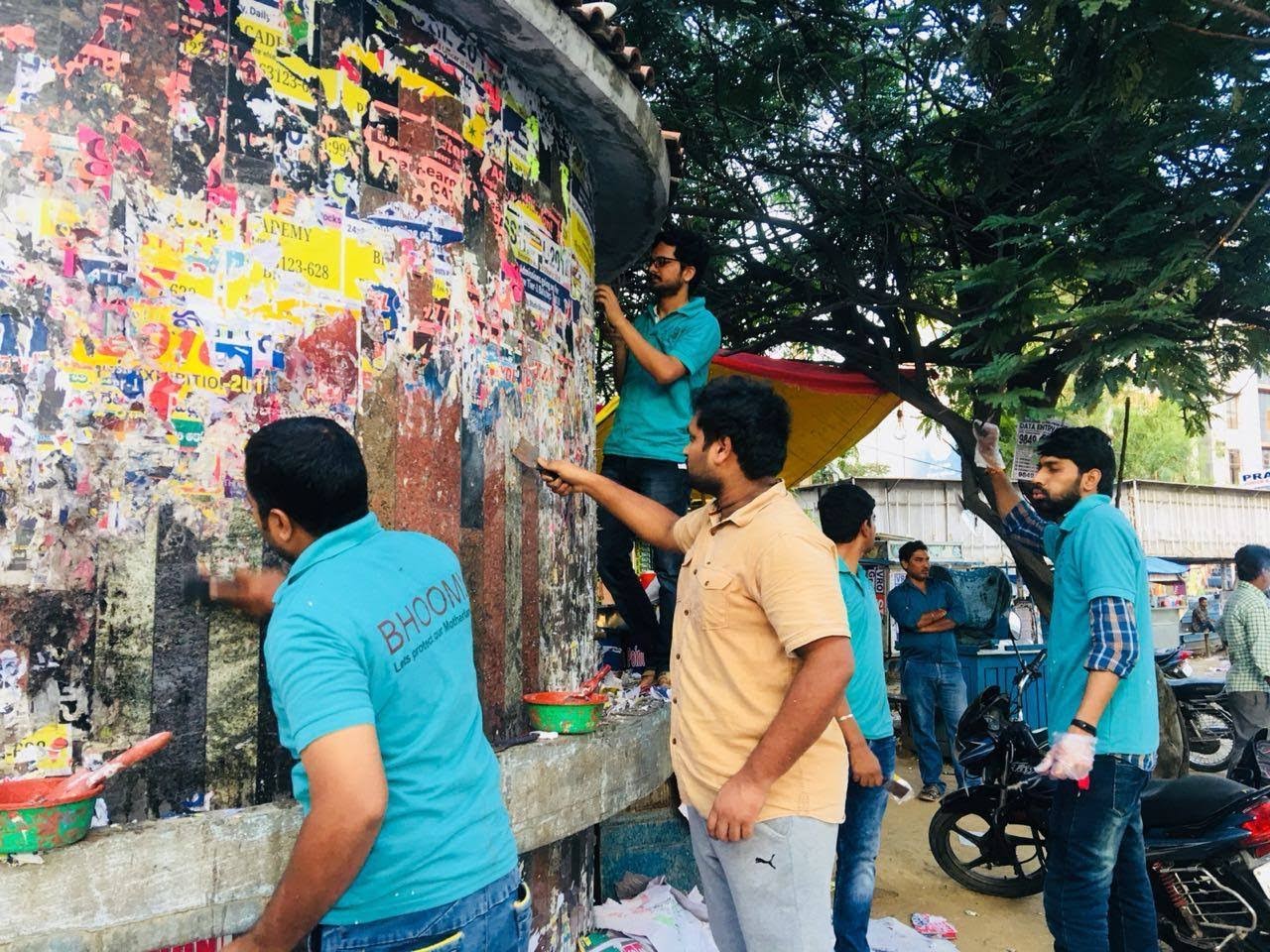 Bhoomi Foundation volunteers cleaning up public walls. Without them, Tejaswi wouldn't have been able to continue in her pursuit.
